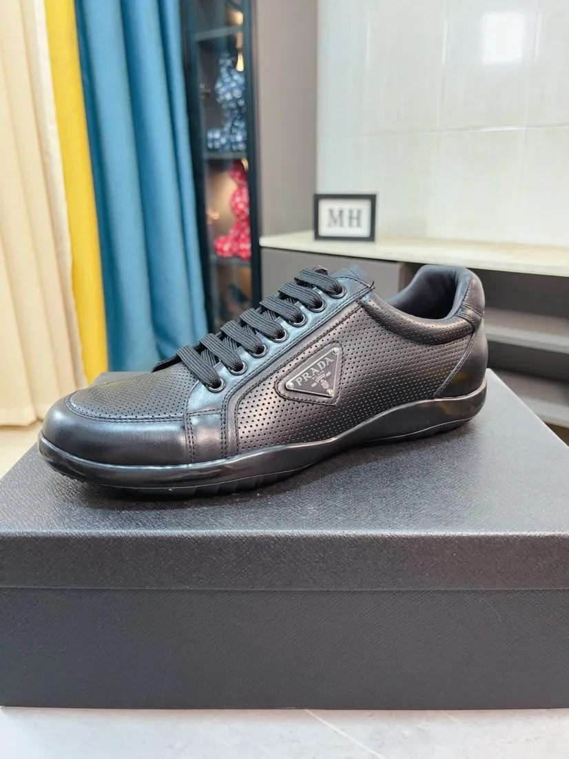 Men's shoes 💰560🌹🌹 High-quality new men's shoes 💰prada (Prada) counters are on the market at the same time. The new men's shoes and 😘fabrics are selected from imported mesh and glue-spraying technology. Imported cowhide lining. 👍🏿High-end☄️Open-molded non-slip rubber outsole, exquisite lines, simple and elegant, comfortable and high-end for leisure travel. Code number: 38 to 44